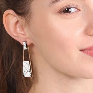 5/$35🎁Marbled Effect Printed White Black Wood Goldtone Drop Earrings